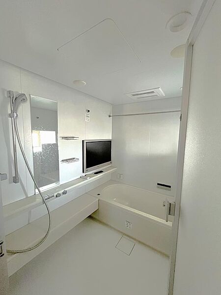 浴室に備え付けのテレビ、追い焚き・乾燥機能付き