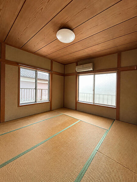 二面に窓を備えた2階の和室です。木目の天井と畳が温かみを添え、寝室やご家族のくつろぎの場として使い方が広がります。季節に合わせて活用できます。※AIによる家具消し加工を行なっております。