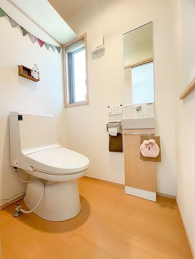 トイレには快適な温水洗浄便座付き！！小窓もあり採光に優れ、換気もしやすいので毎日快適にお使い頂けます＾＾