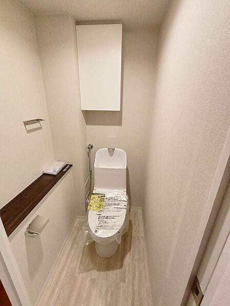 棚&温水洗浄便座付トイレ