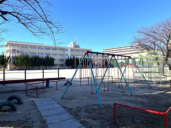 松戸市立八ケ崎第二小学校（981m）