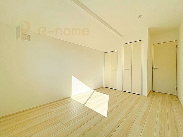 どんな部屋家具も合わせやすいシンプルな洋室！　たっぷりの日差しと心地よい風が舞い込む住まい♪