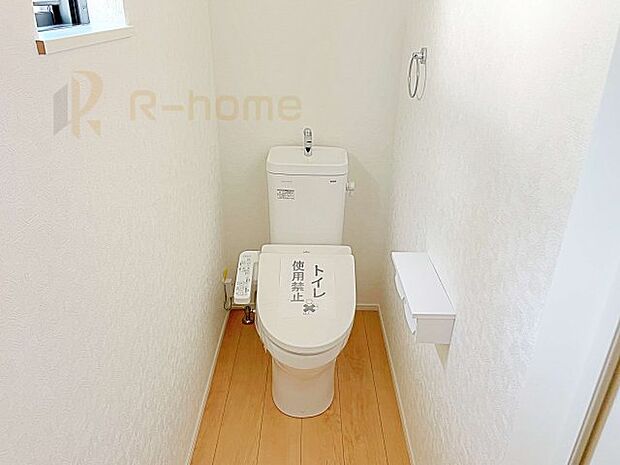 温水洗浄便座付きのトイレ。　トイレが2ヵ所設置で朝の忙しい時間でも安心です。