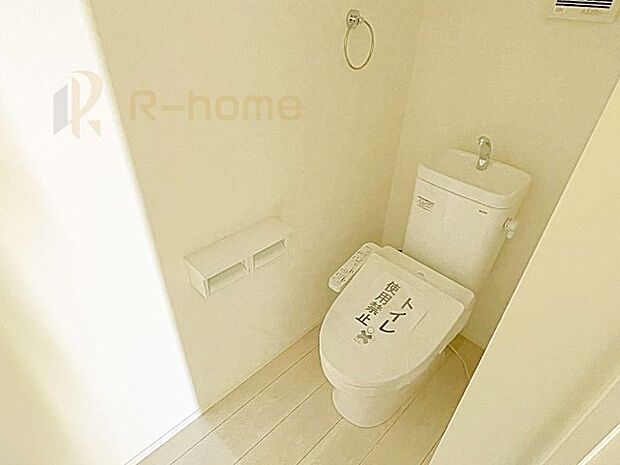 温水洗浄便座付きのトイレ。　トイレが2ヵ所設置で朝の忙しい時間でも安心です。