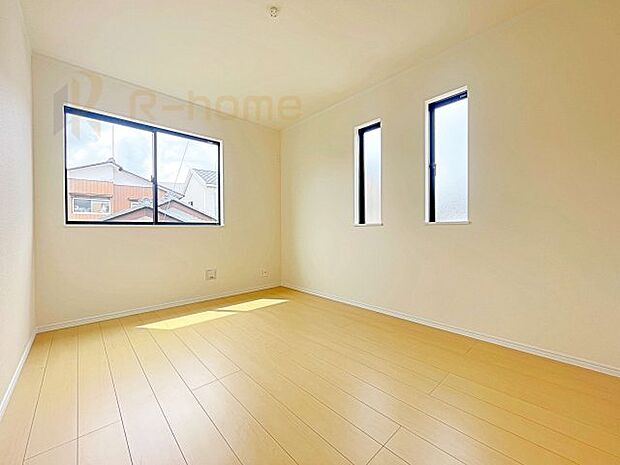 2面窓の風通しの良い洋室です♪差し込む暖かな陽当たりで、室内がくつろげる空間に早変わりです♪