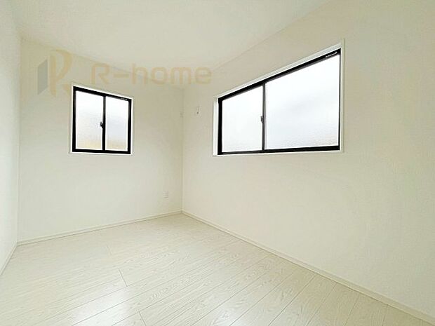 2面窓の風通りの良い洋室です♪　差し込むあたたかな陽当たりで快適な空間を。