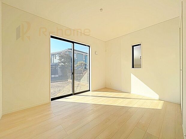2面窓の風通しの良い洋室です♪差し込む暖かな陽当たりで、室内がくつろげる空間に早変わりです♪