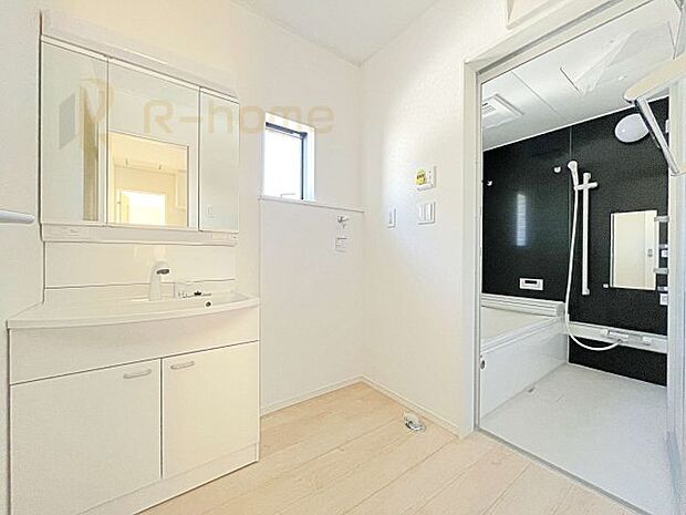清潔感溢れる洗面台は嬉しい三面鏡付き。洗剤や歯ブラシなどもすっきり収納できます♪