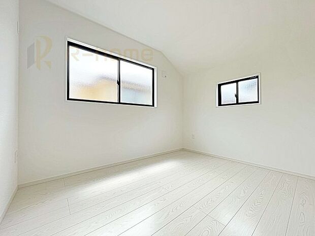 2面窓の風通りの良い洋室です♪　差し込むあたたかな陽当たりで快適な空間を。
