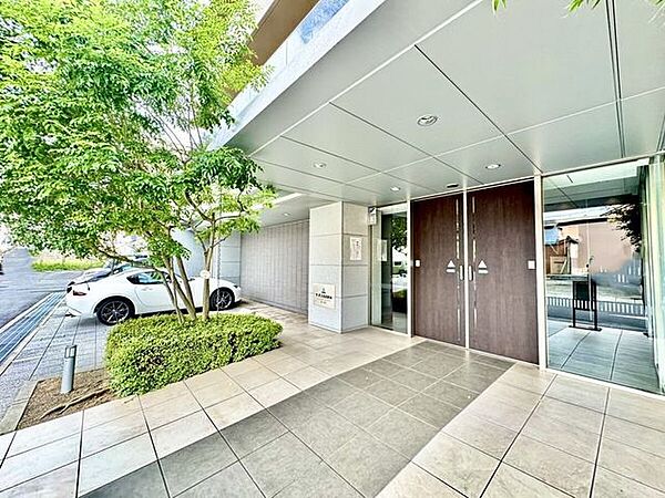 住まう人や訪れる人を優雅に迎え入れる、高級感漂う広々としたロビー。