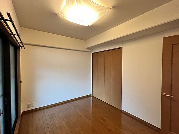 北側のお部屋ですが大きな窓があるので明るいです！