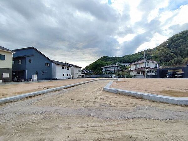 前面道路を含め、すっきりと整備された現地。