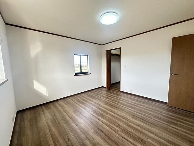 【リフォーム済】2階8帖の洋室です。床はクッションフロアを重ね張り、天井と壁はクロス張り替えをしました。広めのお部屋になるのでいろいろな使い方ができそうです。