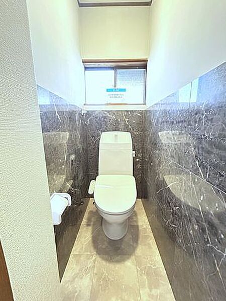 【リフォーム済】トイレは新品に交換しました。温水洗浄便座機能付きです。