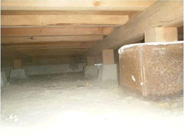 中古住宅の3大リスクである、雨漏り、主要構造部分の欠陥や腐食、給排水管の漏水や故障を2年間保証します。その前提で床下まで確認の上でリフォームし、シロアリの被害調査と防除工事も行いました。