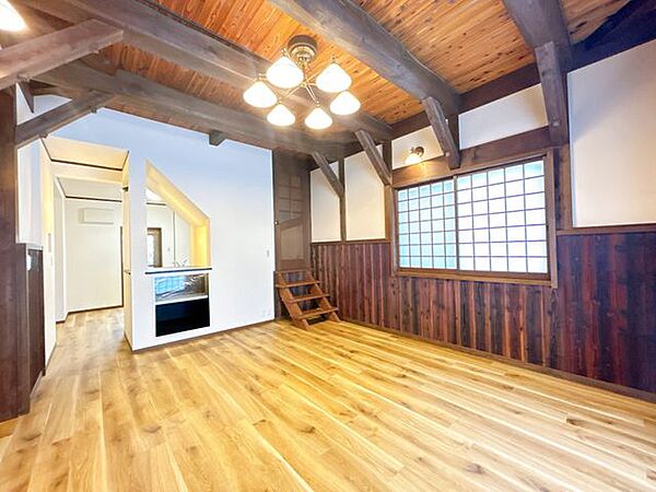 【リフォーム済】リビング別角度です。対面キッチンとなったことで雰囲気が変わりました。
