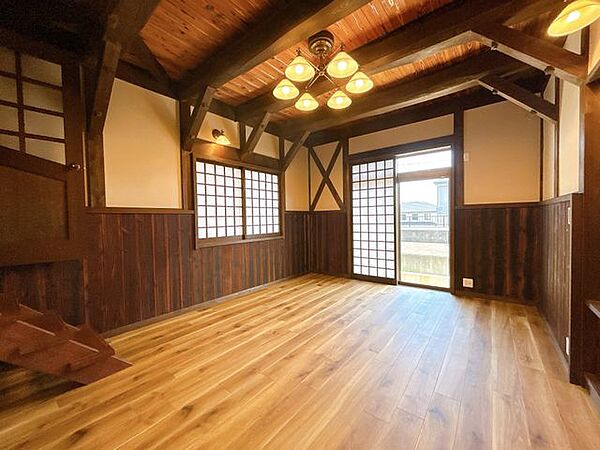 【リフォーム済】1階約20.5帖のリビングです。床重ね張り、壁はぬり壁塗装を行いました。
