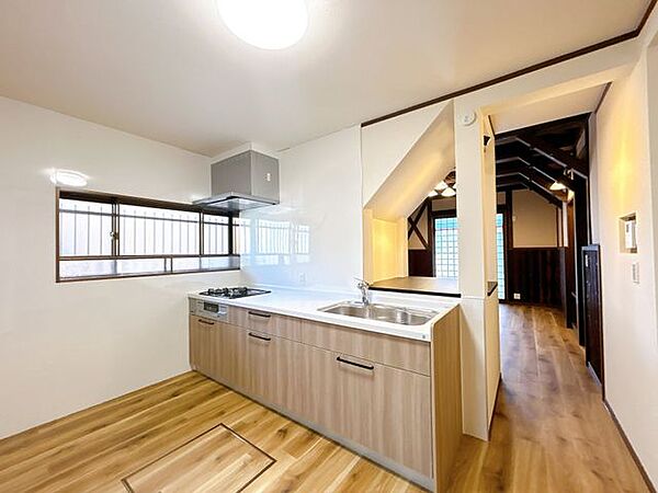 【リフォーム済】キッチンは幅約255cmと広々しています。