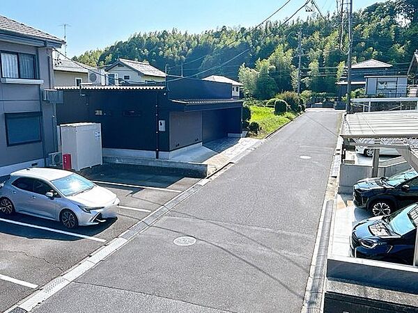 前面道路です。幅員6ｍあり、安心して駐車ができます。