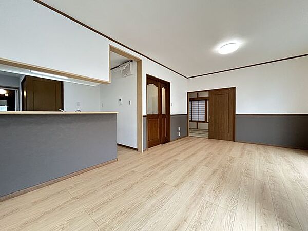 【リフォーム済】対面キッチンのLDKです。天井・壁クロス張替え、床フローリング重ね張り済。
