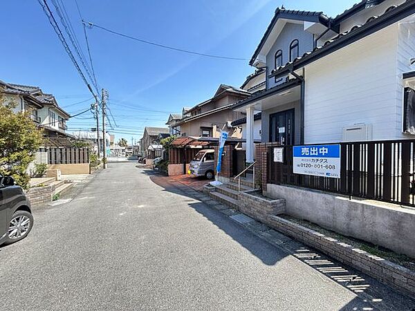 前面道路です。幅員は約5mありますのでゆっくり駐車できます。