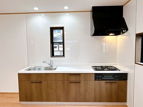 【リフォーム済】キッチンは新品交換しました。幅約255cmと広々しています。
