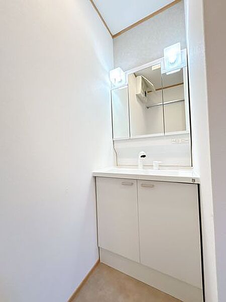 【リフォーム済】洗面化粧台は三面鏡タイプを採用しました。朝の支度がしやすく、見た目もすっきりします。