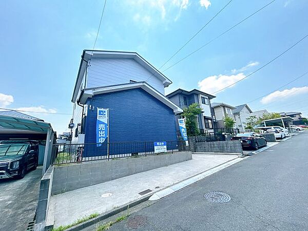 【駐車場】高圧洗浄を行いました。L字で2台～3台駐車可能です（車種による）。