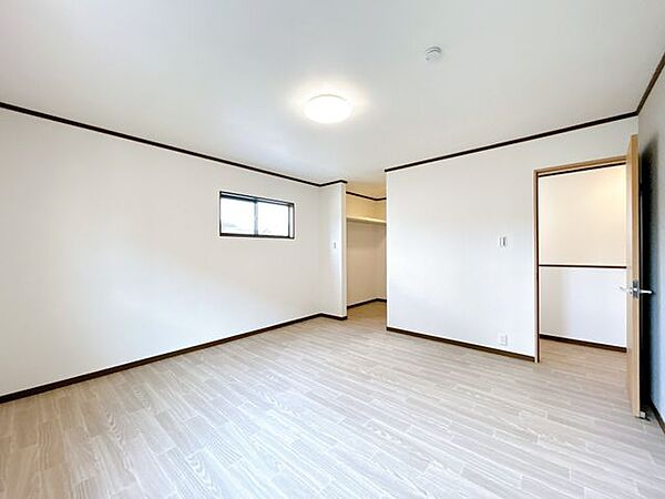 【リフォーム済】2階8帖洋室です。クロス張替え、床クッションフロア張り、照明交換を行いました。ウォークインクローゼット付きです。