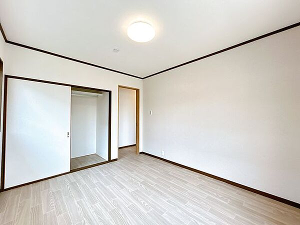 【リフォーム済】2階6帖洋室です。クロス張替え、床クッションフロア張り、照明交換を行いました。