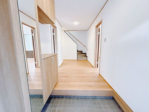 【リフォーム済】玄関内部です。廊下が広く、バリアフリーで段差も少ないので部屋の行き来がしやすいです。