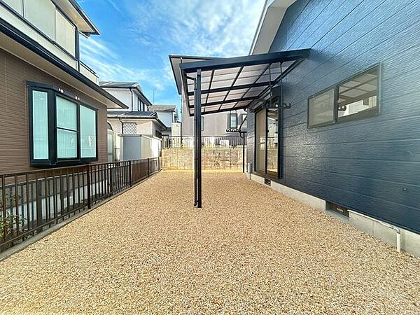 【リフォーム済】東側庭スペースです。防草シートを敷き、砕石転圧工事を行いました。