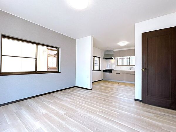 【リフォーム済】16.5帖LDK　南向きにあるLDKは最も日光が入ってきやすいお部屋になっています。