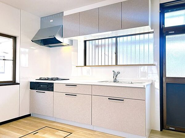 【リフォーム済】キッチンは新品交換しました。3口コンロで浄水器付きです。