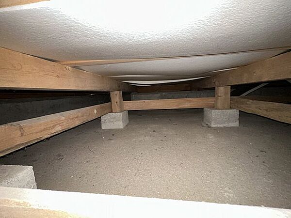 中古住宅の3大リスクである、雨漏り、主要構造部分の欠陥や腐食、給排水管の漏水や故障を2年間保証します。その前提で床下まで確認の上でリフォームし、シロアリの被害調査と防除工事も行いました。