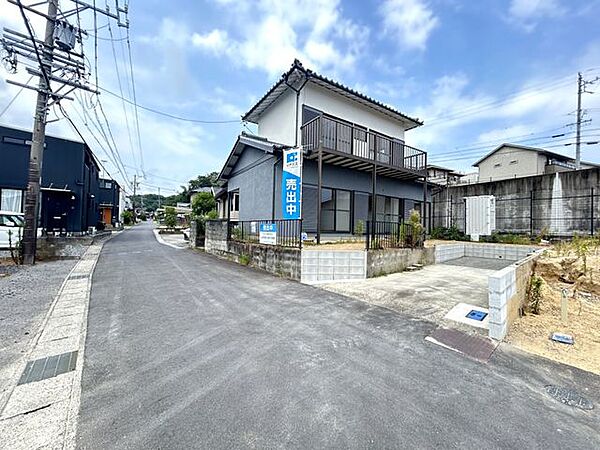 前面道路です。幅員は約4.4mあるためゆっくり落ち着いて駐車できます。