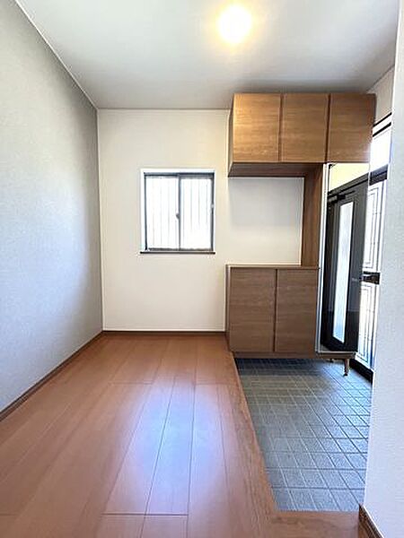 【リフォーム済】玄関内部です。シューズボックスを新設済です。