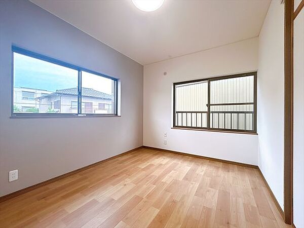 【リフォーム済】2階約6帖西側洋室です。床クッションフロア張り、クロス張替え済です。