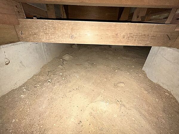 中古住宅の3大リスクである、雨漏り、主要構造部分の欠陥や腐食、給排水管の漏水や故障を2年間保証します。その前提で床下まで確認の上でリフォームし、シロアリの被害調査と防除工事も行いました。