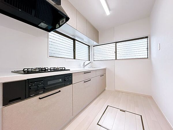 【リフォーム済】キッチンは幅約255cmと広々しています。