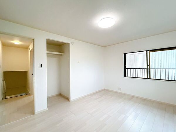 【リフォーム済】2階6帖洋室です。和室から洋室に間取り変更を行いました。