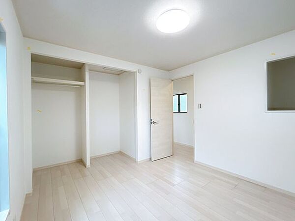 【リフォーム済】2階4.5帖洋室です。床はフローリング張りにし、使いやすくリフォームしました。