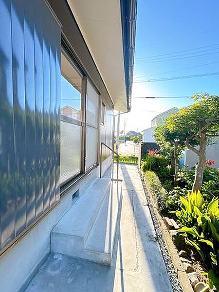 【リフォーム済】外観別角度です。積水ハウス様施工の軽量鉄骨造です。屋根・外壁塗装を行いました。
