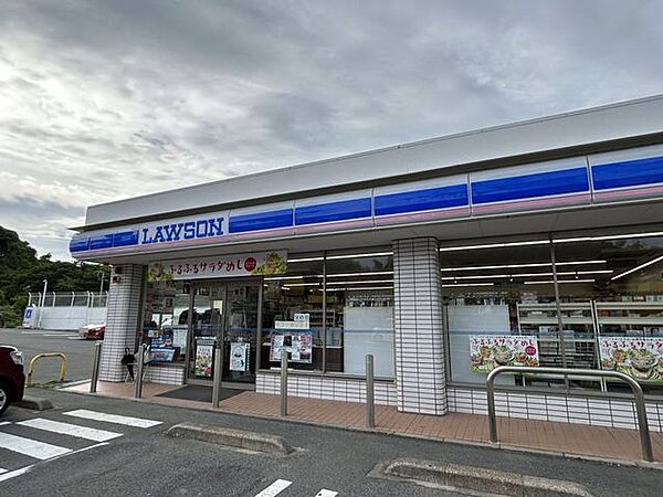 朝明 【コンビニ】ローソン四日市大矢知店まで約1.1km（車で4分）です。駐車場が広く、利用しやすい店舗です。 650m
