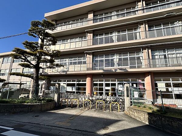 ローソン四日市大矢知店 【小学校】八郷小学校まで約550ｍ（徒歩7分）です。平坦な道のりなので小学生のお子様でも安心です。 1100m