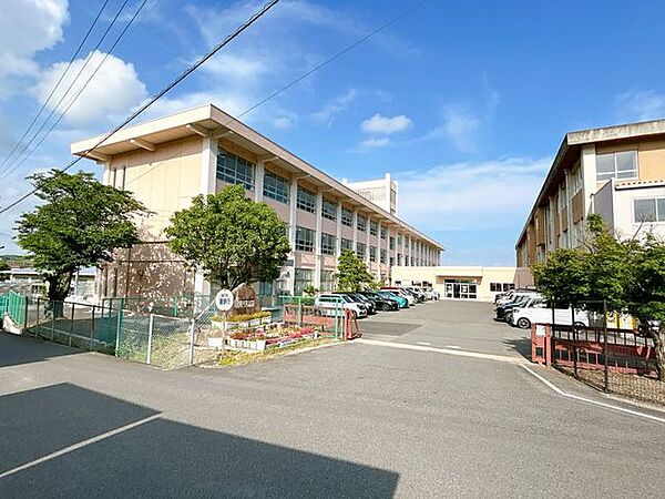 マックスバリュ大矢知店 【中学校】朝明中学校まで約650ｍ（徒歩9分）です。小中学校が徒歩10分圏内なのは嬉しいですね。 2200m