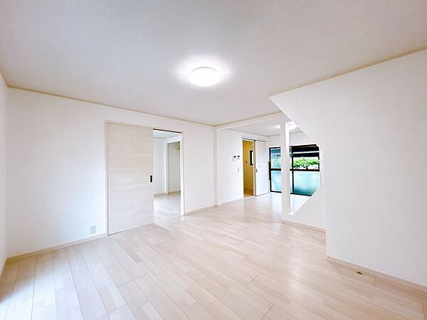 【リフォーム済】1階リビング別角度です。建具も交換しました。