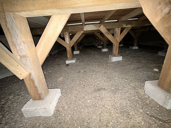 中古住宅の3大リスクである、雨漏り、主要構造部分の欠陥や腐食、給排水管の漏水や故障を2年間保証します。その前提で屋根裏まで確認の上でリフォームし、シロアリの被害調査と防除工事も行いました。