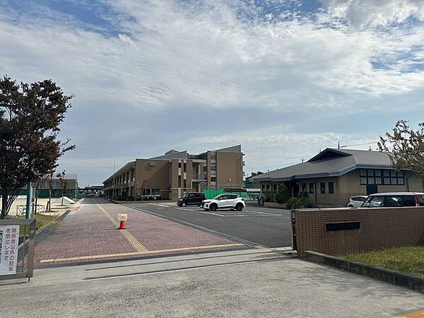 南中学校まで1340m（自転車約9分）
