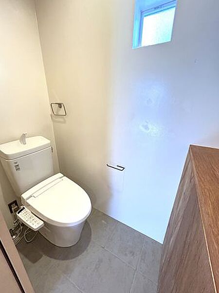 1階トイレです。温水洗浄便座です。